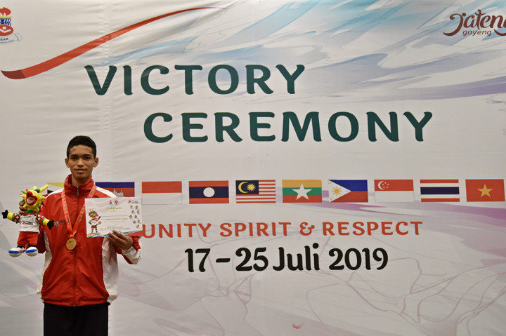 Pesilat Indonesia M. Zaki Zikrillah memperlihatkan piagam dan medali emas pencak silat putra kelas C 47-51 kg Asian School Games 2019 yang berhasil diraihnya, di Rama Shinta Ballroom Patra Jasa Semarang, Jawa Tengah.