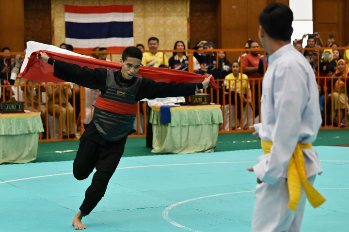 Pesilat Indonesia M. Zaki Zikrillah berlari sambil membawa bendera Merah Putih setelah berhasil meraih medali emas pencak silat putra kelas C 47-51 kg Asian School Games 2019, di Rama Shinta Ballroom Patra Jasa Semarang, Jawa Tengah.