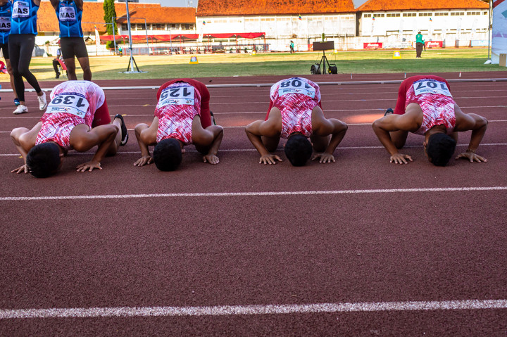 Tim pelari Indonesia Adith Richi Pradana (kanan), Adith Rico Pradana (kedua kanan), Izrak Udjulu (kedua kiri) dan Riyan Adi (kiri) melakukan sujud syukur usai menjuarai final Lari Estafet 4x100 meter Putra Atletik ASEAN Schools Games ke-11 Tahun 2019 di GOR Tri Lomba Juang, Semarang, Jawa Tengah.