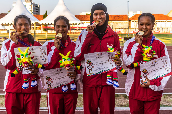 Tim pelari Indonesia Daniela Elim (kanan), Diva Aprilian (kedua kanan), Erna Nuryanti (kedua kiri) dan Raden Roselin (kiri) berfoto dengan medali emas usai penyerahan medali final Lari Estafet 4x100 meter Putri Atletik ASEAN Schools Games ke-11 Tahun 2019 di GOR Tri Lomba Juang, Semarang, Jawa Tengah.