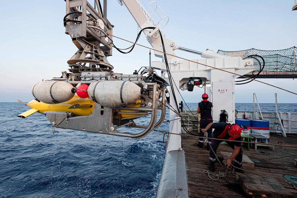 Tim pencari dilaporkan menganalisa ulang data dari kecelakaan, termasuk gelombang pasang, untuk membantu menemukan puing-puing kapal selama itu dengan bantuan teknologi terbaru, termasuk penggunaan sonar baru dan drone penelitian. Afp Photo/Marine Nationale/Sebastien Chenal