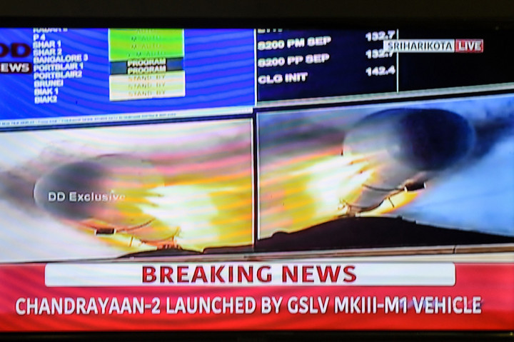 Chandrayaan-2 diterbangkan dengan roket GSLV MK-III, roket terkuat milik India. Ia memiliki panjang 44 meter dan bobot 640 ton, hampir 1,5 kali lipat dari jumbo jet 747 yang terisi penuh. Semua dikembangkan oleh Indian Space Research Organization (ISRO). Afp Photo/Prakash Singh