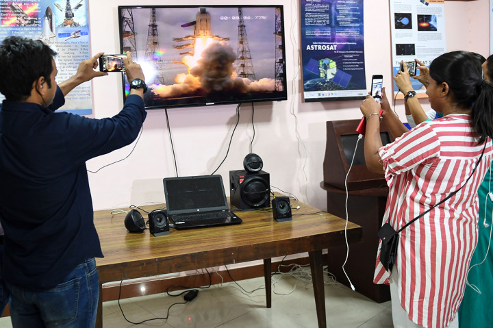 Misi bersejarah ini disiarkan langsung oleh televisi dan dirayakan rakyat India. Afp Photo/Money Sharma