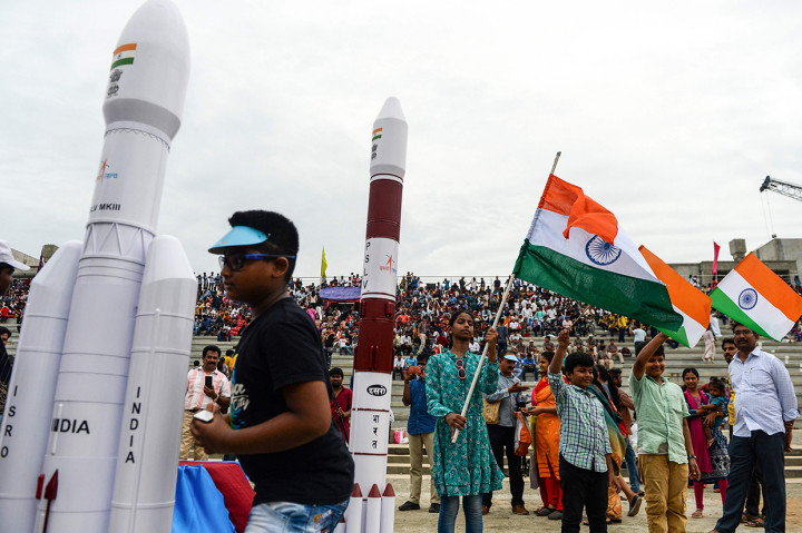 Masyarakat India merayakan misi bersejarah saat Chandrayaan-2 meluncur ke antariksa. Afp Photo/Arun Sankar