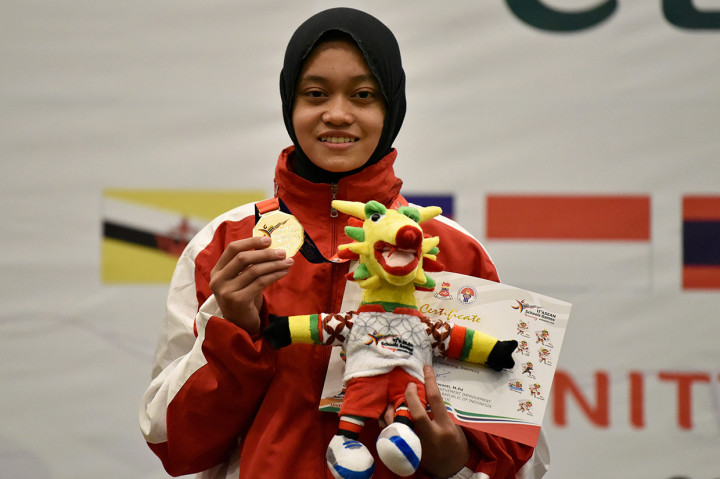 Pesilat putri Indonesia Atifa Fismawati memperlihatkan piagam dan medali emas pencak silat putri kelas D 51-55 kg ASEAN School Games 2019 yang berhasil diraihnya, di Rama Shinta Ballroom Patra Jasa Semarang, Jawa Tengah.