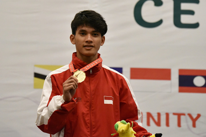 Emas kedua diraih oleh pesilat putra Indonesia Amirullah Karim memperlihatkan medali emas pencak silat putra kelas F 59-63 kg ASEAN Schools Games (ASG) 2019.
