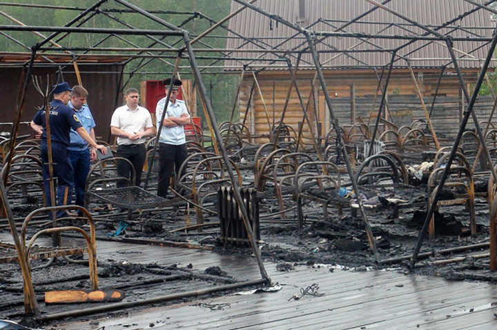 Api berkobar melahap kemah anak-anak di dekat kota Komsomolsk-on-Amur di wilayah Khabarovsk, menghancurkan 20 tenda dan menewaskan empat orang anak.