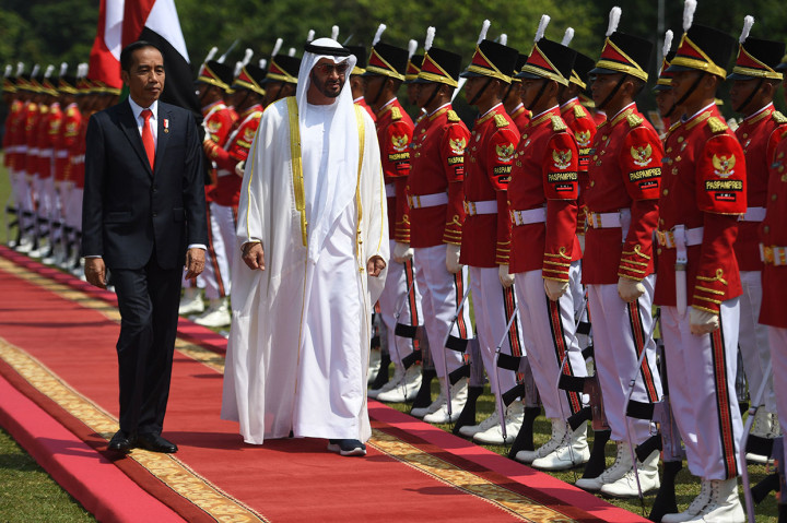 Tiba di Istana Kepresidenan Bogor, Putra Mahkota Abu Dhabi Sheikh Mohamed bin Zayed Al Nahyan disambut Presiden Jokowi. Keduanya kemudian melakukan pemeriksaan pasukan saat upacara penyambutan kenegaraan.