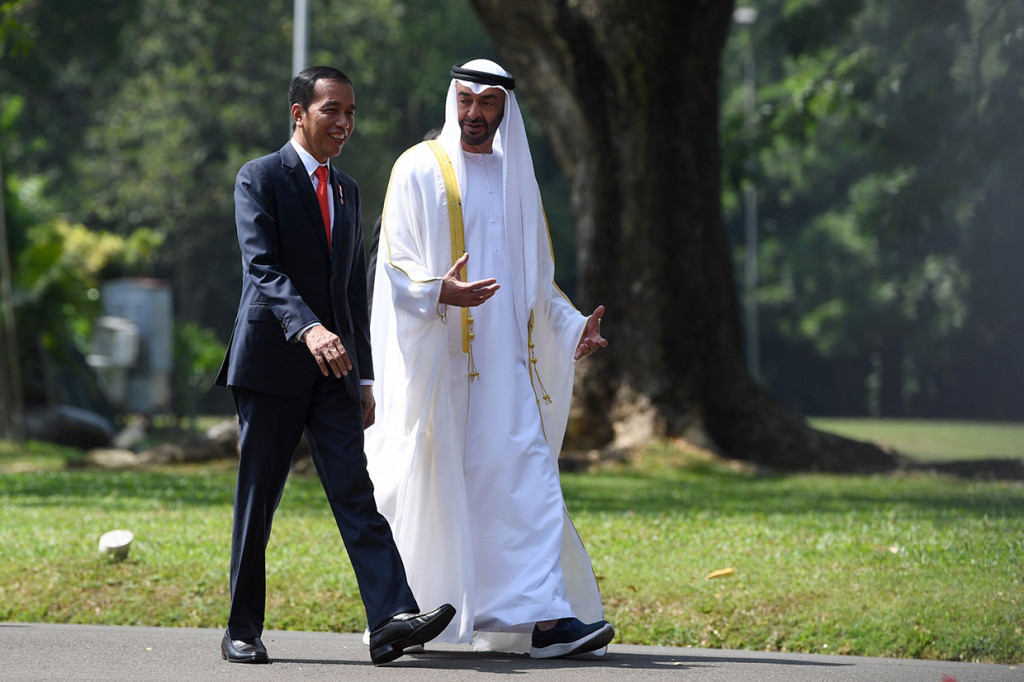 Jokowi berbincang bersama Putra Mahkota Abu Dhabi/Wakil Panglima Tertinggi Angkatan Bersenjata Uni Emirat Arab Sheikh Mohamed Bin Zayed Al Nahyan saat menuju beranda Istana Kepresidenan Bogor.