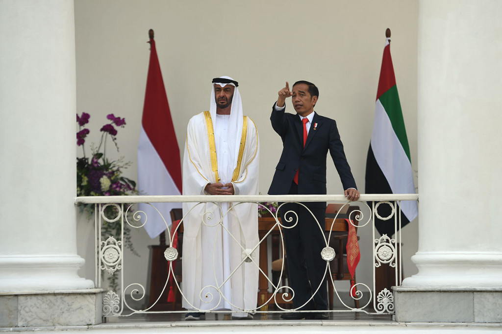 Jokowi berbincang bersama Putra Mahkota Abu Dhabi/Wakil Panglima Tertinggi Angkatan Bersenjata Uni Emirat Arab Sheikh Mohamed Bin Zayed Al Nahyan di beranda Istana Kepresidenan Bogor.
