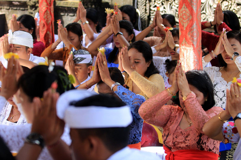 Umat Hindu melakukan persembahyangan Hari Raya Galungan di Pura Siwa Stana Giri, Ambon, Maluku. Antara Foto/Izaac Mulyawan