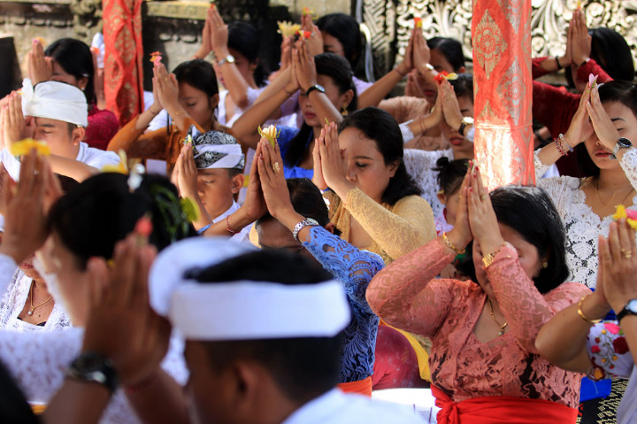 Umat Hindu melakukan persembahyangan Hari Raya Galungan di Pura Siwa Stana Giri, Ambon, Maluku. Antara Foto/Izaac Mulyawan
