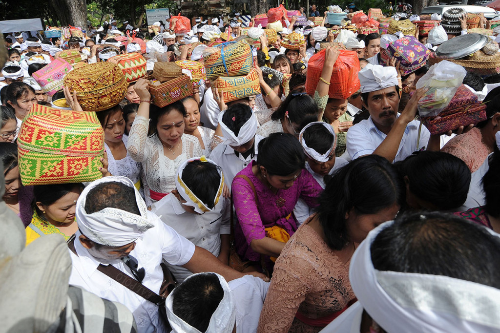 Hari Raya Galungan merupakan hari kemenangan kebenaran (Dharma) atas kejahatan (Adharma) yang dirayakan umat Hindu setiap enam bulan sekali dengan melakukan persembahyangan di tiap-tiap pura. Antara Foto/Fikri Yusuf