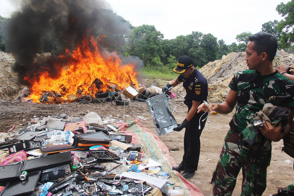 Otoritas Kepabeanan Dumai bersama sejumlah instansi penegak hukum melakukan kegiatan pemusnahan terhadap barang bukti hasil kejahatan penyelundupan yang berhasil dirampas seperti produk minuman dan makanan, elektronik, tekstil, dan rokok dengan cara dibakar.