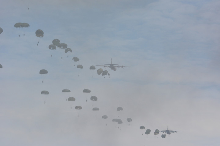 Demo penembakan udara itu diikuti oleh sejumlah alutsista milik TNI AU, antara lain 42 pesawat tempur, 12 pesawat angkut, 5 helikopter, dan 2 pesawat intai. Lebih dari 2.000 prajurit TNI AU terlibat dalam demo penembakan udara ini.
