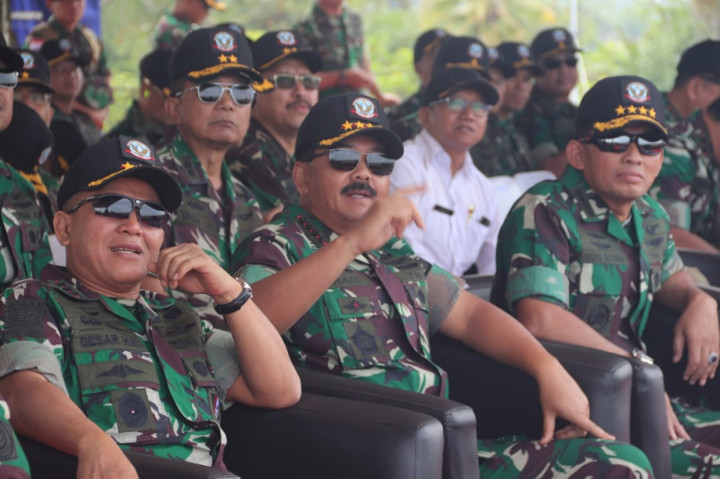 Panglima TNI Marsekal TNI Hadi Tjahjanto, S.I.P. didampingi Kasau Marsekal TNI Yuyu Sutisna, S.E., M.M. dan Pangkostrad Letjen TNI Besar Harto Karyawan, S.H., meninjau puncak Latihan Angkasa Yudha 2019 TNI Angkatan Udara di Pandanwangi, Kabupaten Lumajang, Jawa Timur.
