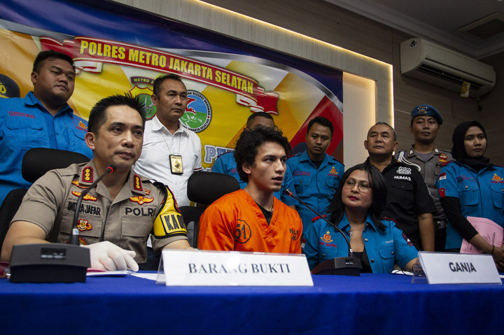 Kapolres Metro Jakarta Selatan Kombes Pol Indra Jafar (kiri) didampingi Kasat Narkoba Kompol Vivick Tjangkung (kanan) menghadirkan aktor Jefri Nichol (tengah) yang terjerat kasus narkoba saat rilis di Polres Metro Jakarta Selatan, Jakarta.