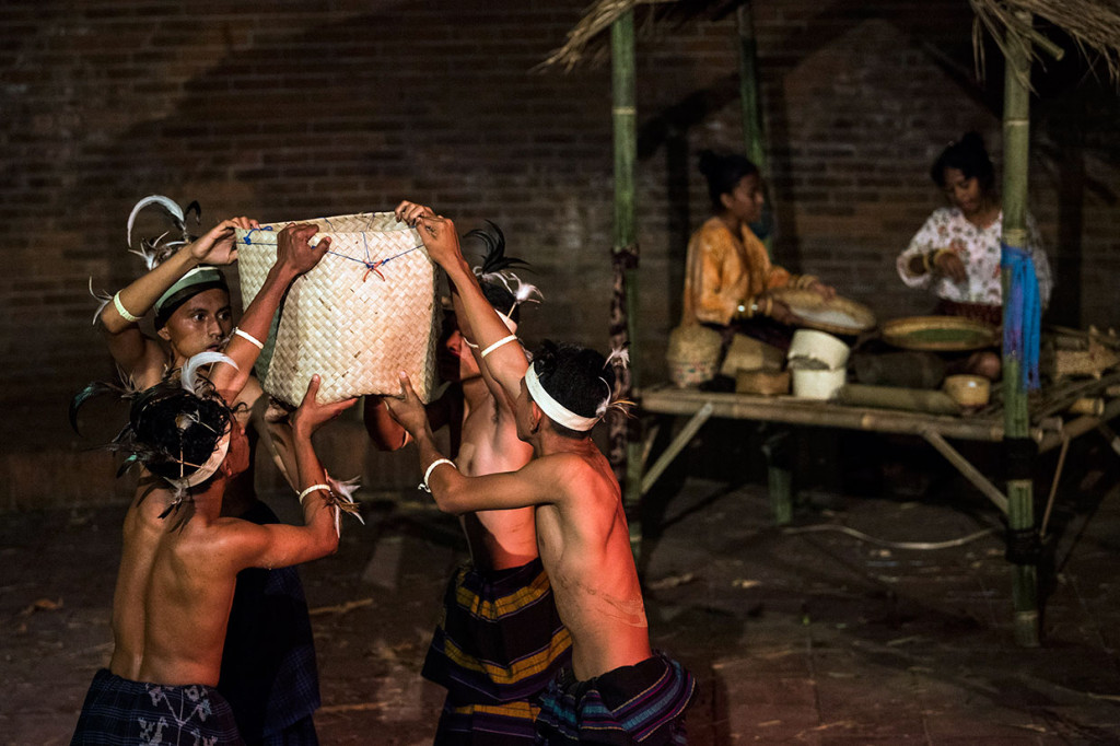 Pelakon yang tergabung dalam teater Refrain SMAS Katolik ST John Pail II Maumere menampilkan teatrikal berjudul Sako Jung di Amphiteater Selasar Sunaryo Art, Bandung, Jawa Barat, Rabu, 24 Juli 2019 malam.