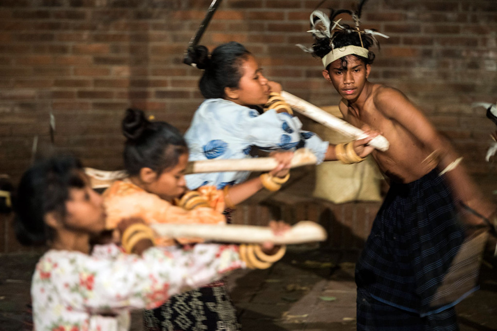 Lakon Sako Jung karya Maria Ludvina Koli merupakan sebuah cerita tentang tradisi dan budaya yang dibangun para pendahulu dalam aktivitas berkebun melalui bebunyian, gerakan tubuh, syair-syair lagu yang menyimpan nilai-nilai kebersamaan, kerja keras dan gotong royong.