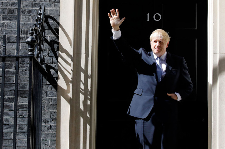 Perdana Menteri baru Inggris, Boris Johnson, menyapa wartawan setelah memberikan pidato di kantornya Downing Street 10, London, Rabu, 24 Juli 2019 waktu setempat. Johnson yang secara otomatis menjabat sebagai PM Inggris tetap tampil santai, terutama gaya rambutnya yang acak-acakan.