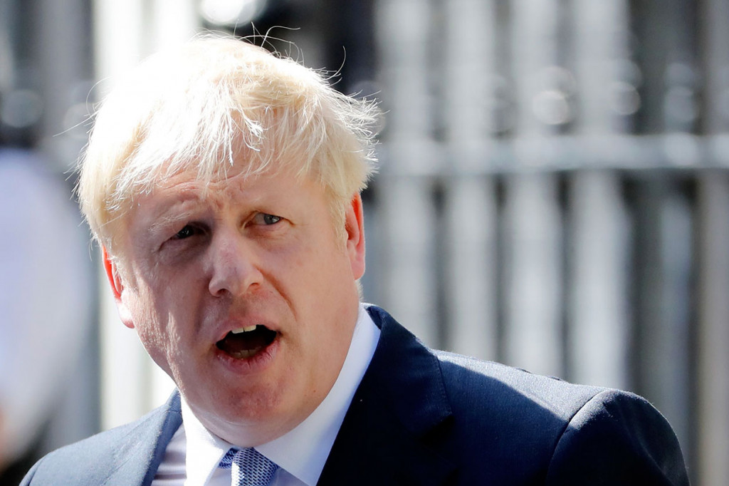 Rambut jerami pirang platinum acak-acakan telah menjadi merek yang tidak salah lagi di era di mana selebriti dan politik telah bergabung, melambangkan gaya kacau dan rawan gaffe yang memikat pendukungnya dan mengkritik pengkritiknya.