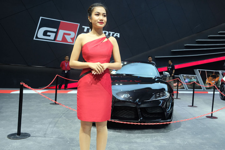 Seorang sales promotion girl (SPG) berpose di depan kendaraan yang dipamerkan di Gaikindo Indonesia International Auto Show (GIIAS) 2019 di Indonesia Convention Exhibition (ICE), BSC City, Serpong, Tangerang, Banten.
