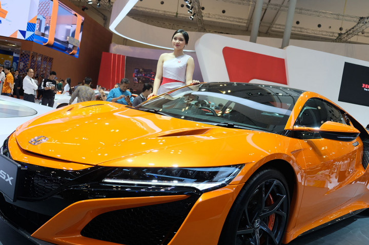 Kehadiran sales promotion girls (SPG) menjadi warna tersendiri pada pameran otomotif, sekaligus menarik pengunjung untuk melihat stand dari berbagai merk mobil. 