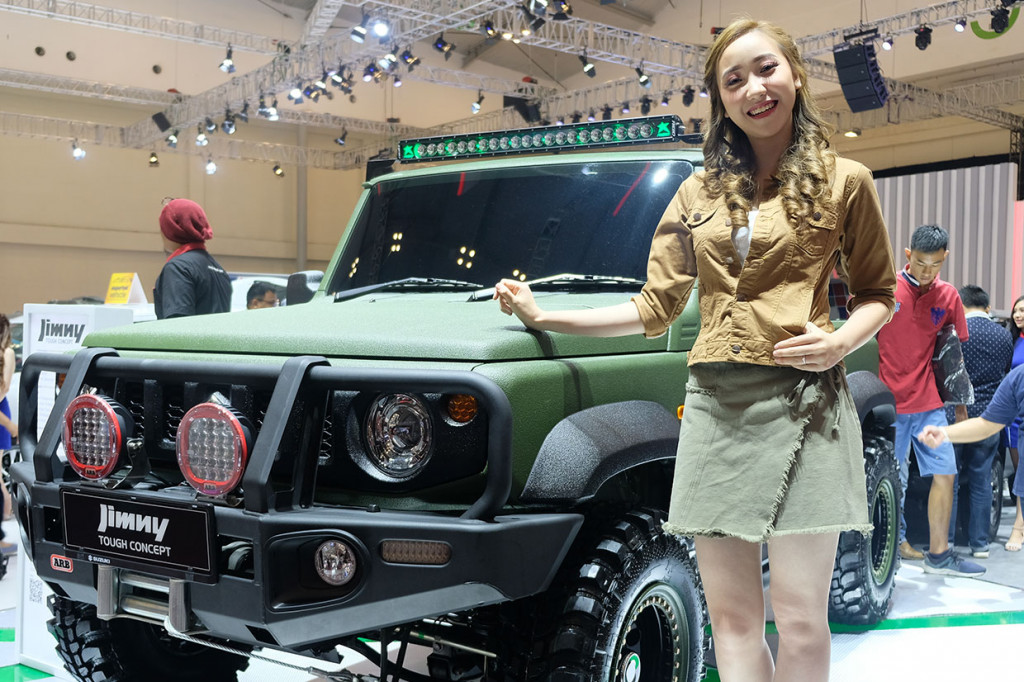 Berdiri di samping mobil yang dipamerkan, pesona cantik mereka juga tidak luput dari perhatian pengunjung. 