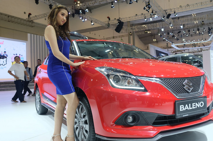 Selain sebagai pemanis, para SPG tersebut juga dibekali pengetahuan terkait produk otomotif yang dipamerkan.