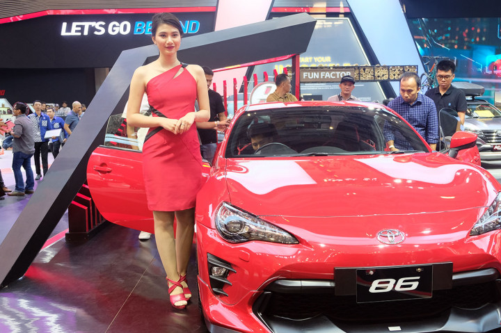 Meski sering kelelahan dan bahkan jatuh sakit, para SPG tertarik ikut serta di ajang pameran otomitif seperti GIIAS tidak lepas karena besarnya pendapatan yang mereka peroleh dalam sekali pameran. 