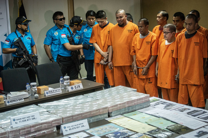 Petugas BNN menghadirkan sejumlah tersangka dalam rilis kasus Tindak Pidana Pencucian Uang (TPPU) dari tindak kejahatan narkotika, di Kantor Badan Narkotika Nasional (BNN), Jakarta.