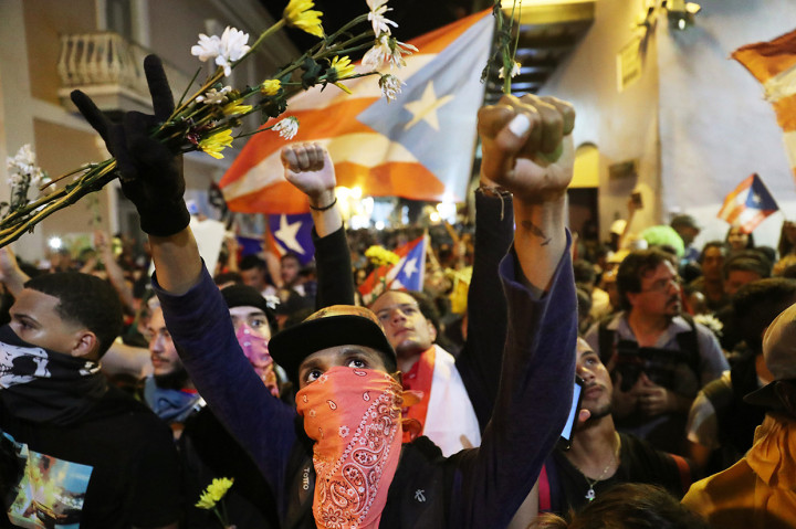 Demonstran mengutuk Rossello yang dituduh terlibat dalam pusaran skandal pesan teks daring tak senonoh dengan para stafnya. Afp Photo/Jie Raedle