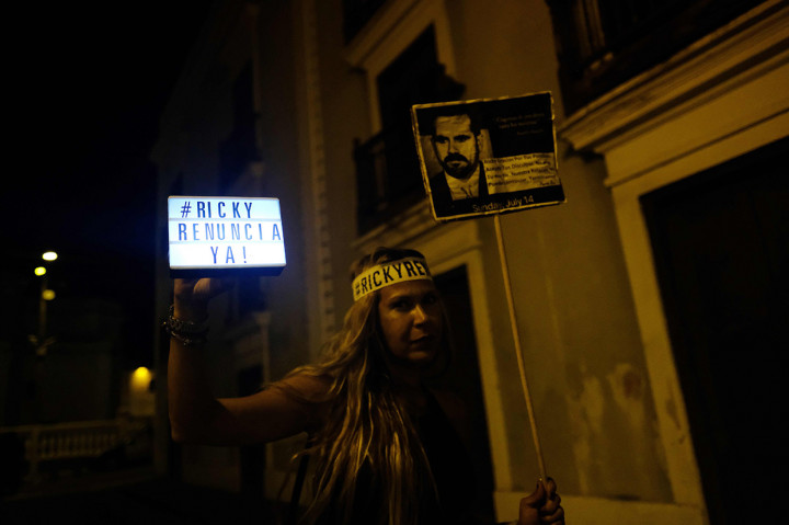 Teks-teks tuntutan terhadap Pak Gubernur Rosello termasuk penghinaan homofobia, seksis, serta penghinaan tentang korban Badai Maria Puerto Rico yang mematikan pada tahun 2017. Afp Photo/Ricardo Arduengo