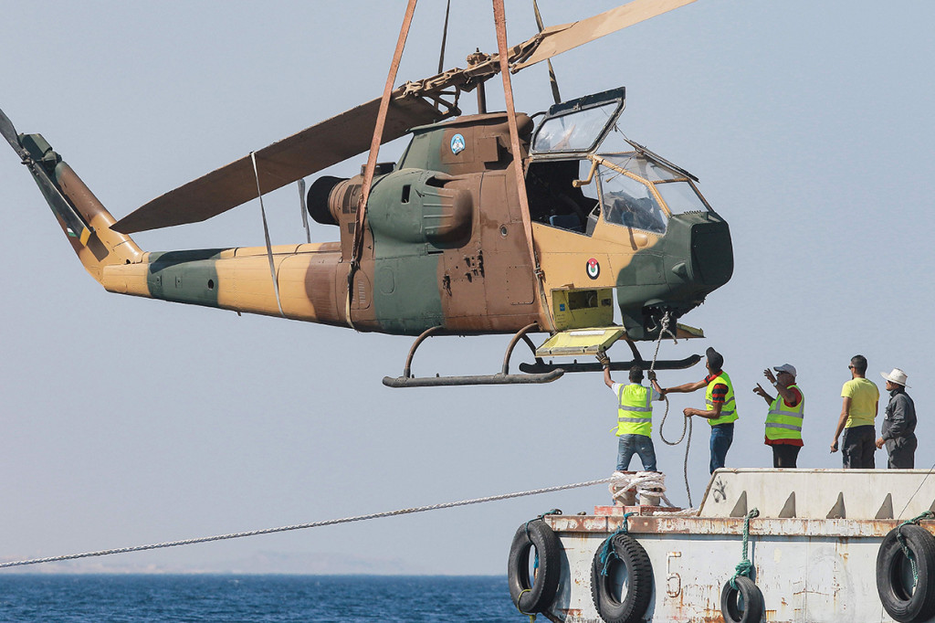 Pemerintah Yordania menenggelamkan tank, kendaraan pengangkut pasukan, hingga sebuah helikopter ke lepas pantai Laut Merah untuk museum militer bawah laut.