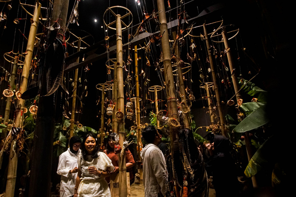 Pengunjung mengamati karya seni di pameran seni rupa ARTJOG 2019 di Jogja National Museum (JNM), Yogyakarta.