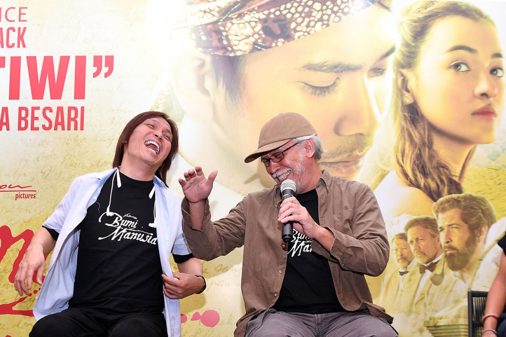 Iwan Fals, Once Mekel, dan Fiersa resmi mengisi soundtrack dalam film garapan sutradara Hanung Bramantyo dengan lagu berjudul Ibu Pertiwi ciptaan Ismail Marzuki.