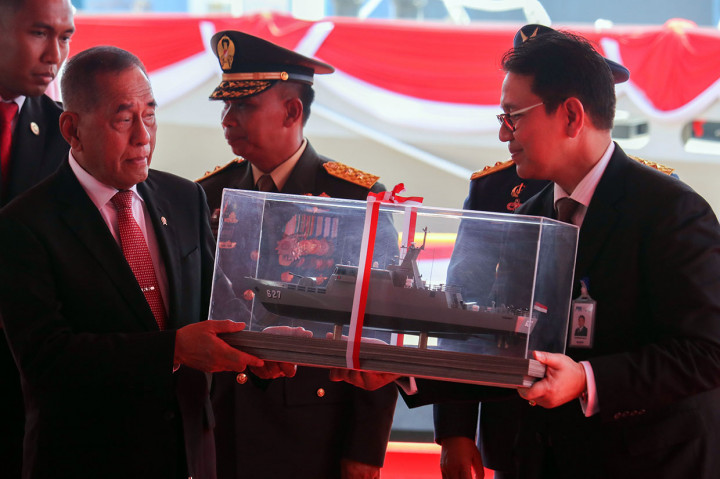 Direktur Utama PT PAL Indonesia (Persero) Budiman Saleh (kanan) secara simbolis melakukan serah terima Kapal Cepat Rudal (KCR) Kerambit 627 kepada Menteri Pertahanan (Menhan) Ryamizard Ryacudu di PT PAL Indonesia (Persero), Surabaya, Jawa Timur, Kamis, 25 Juli 2019. 
