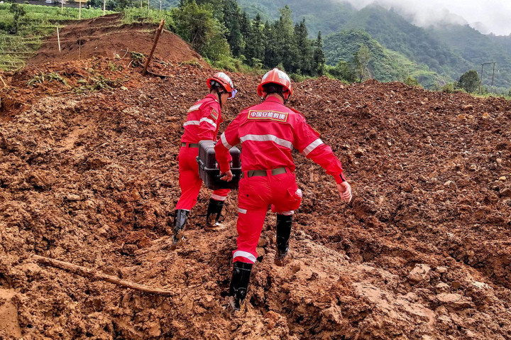 Sementara itu 11 orang ditemukan selamat sejak tanah longsor mengubur 23 rumah pada Selasa, 23 Juli 2019 malam. Hingga kini 25 orang masih dalam pencarian.