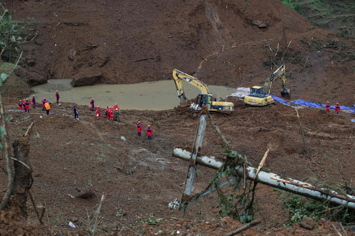 Sementara itu 11 orang ditemukan selamat sejak tanah longsor mengubur 23 rumah pada Selasa, 23 Juli 2019 malam. Hingga kini 25 orang masih dalam pencarian.