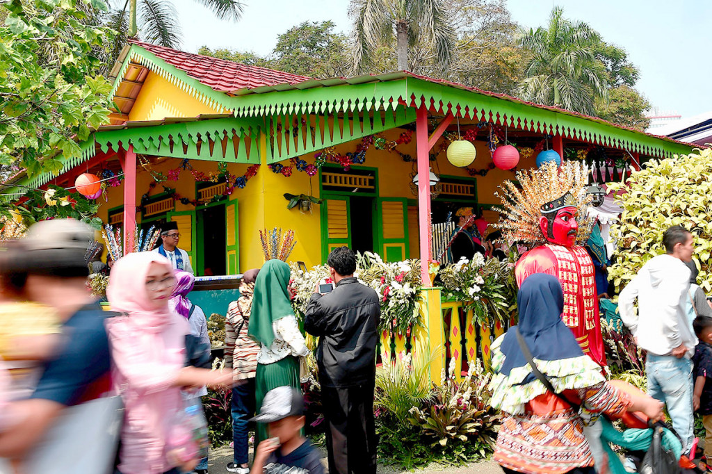 Dalam Lebaran Betawi, budayawan menganggap ada makna sakral di balik perayaannya yang mulai memudar yakni pelaksanaan syariat agama berupa puasa Syawal selama enam hari setelah Idul Fitri. Setelah selesai melaksanakan puasa tersebut, barulah orang-orang Betawi merayakan lebaran untuk kedua kalinya yang kemudian dikenal dengan Lebaran Betawi.