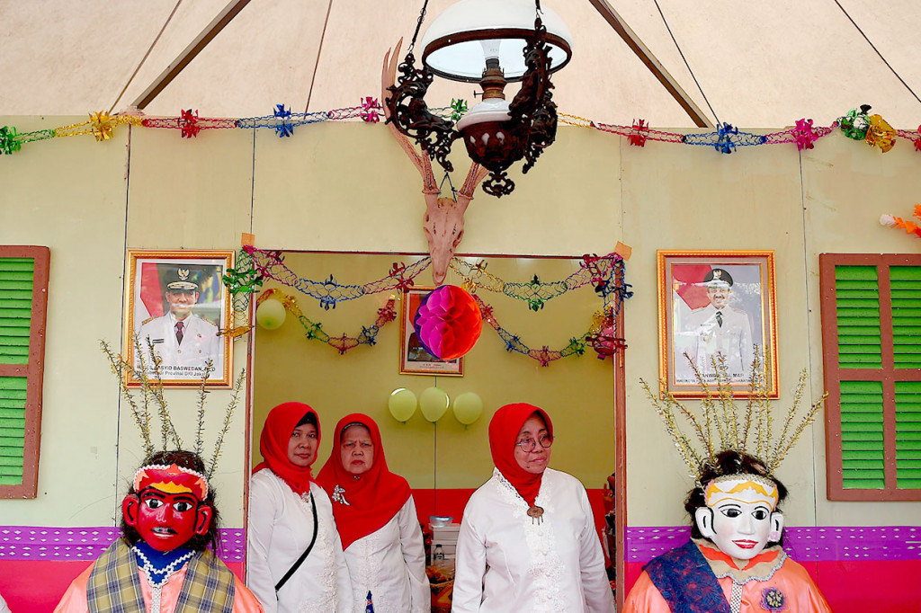Gubernur DKI Jakarta Anies Baswedan menjelaskan alasan Monas digunakan untuk merayakan Lebaran Betawi. Menurutnya, Monas memiliki nilai sejarah tentang keterlibatan warga Betawi terhadap kemerdekaan. Lapangan yang dulunya bernama lapangan IKADA itu adalah tempat masyarakat Betawi berkumpul. Di tempat itu pula terjadi Rapat Raksasa IKADA yang dipimpin Presiden Soekarno sekitar satu bulan usai proklamasi kemerdekaan, 19 September 1945.