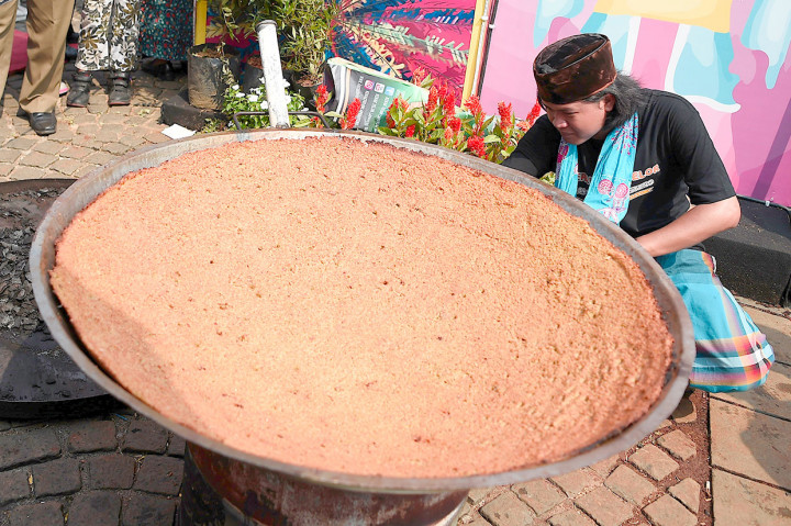 Ada juga santapan dan kuliner asli Jakarta seperti kerak telor yang diberikan gratis untuk pengunjung. Selain itu tersedia soto mie, es selendang mayang, ketan duren, gulali Betawi, bir pletok, hingga dodol Betawi.