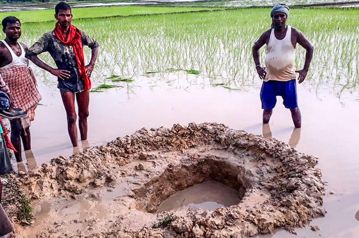 Penduduk desa dan petani berada di sekitar jatuhnya benda diduga meteorit di sebuah persawahan Desa Mahadeva, Distrik Madhubani, Negara Bagian Bihar, India timur, Rabu, 23 Juli 2019.