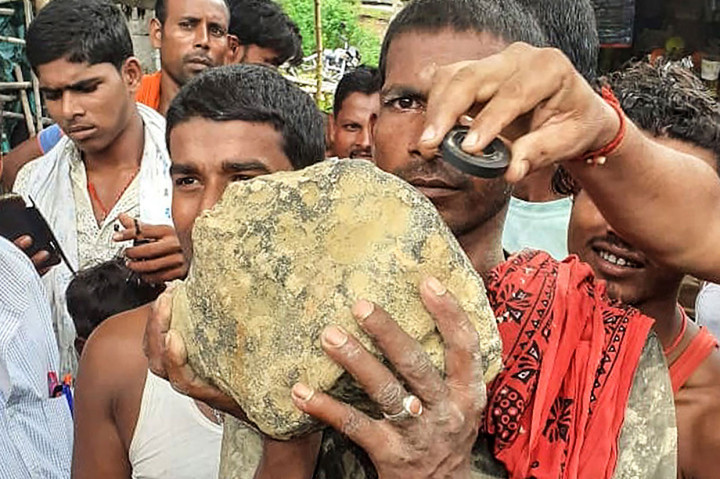 Kapil Ashok, pejabat Distrik Madhubani, mengatakan kepada Times of India bahwa para petani melaporkan melihat benda seperti bola api turun dari langit. Warga desa Mahadeva kemudian menggali benda itu dari lubang sedalam 150cm.