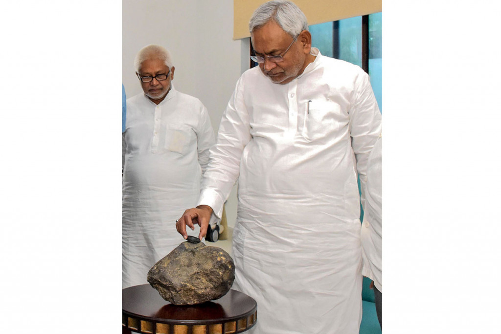 Benda itu digambarkan berwarna coklat muda dengan sedikit berkilau, dan beratnya sekitar 15kg (33lb). Benda itu dilaporkan memiliki sifat magnetik yang kuat.