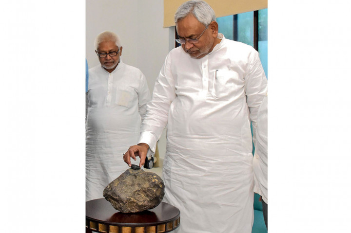 Benda itu digambarkan berwarna coklat muda dengan sedikit berkilau, dan beratnya sekitar 15kg (33lb). Benda itu dilaporkan memiliki sifat magnetik yang kuat.