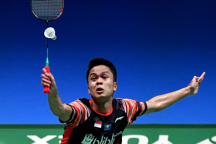 Anthony Sinisuka Ginting harus mengakui kehebatan unggulan pertama yang juga andalan tuan rumah Kento Momota. Ginting kalah dengan skor 21-13, 20-22, dan 21-15. 
