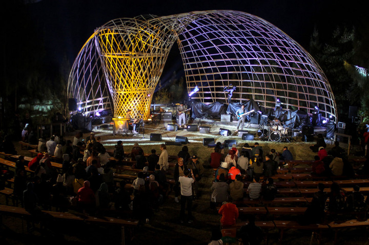 Pergelaran musik jazz tahunan yang diadakan di kawasan Gunung Bromo tersebut menampilkan puluhan musisi jazz dari dalam dan luar negeri selama dua hari. 