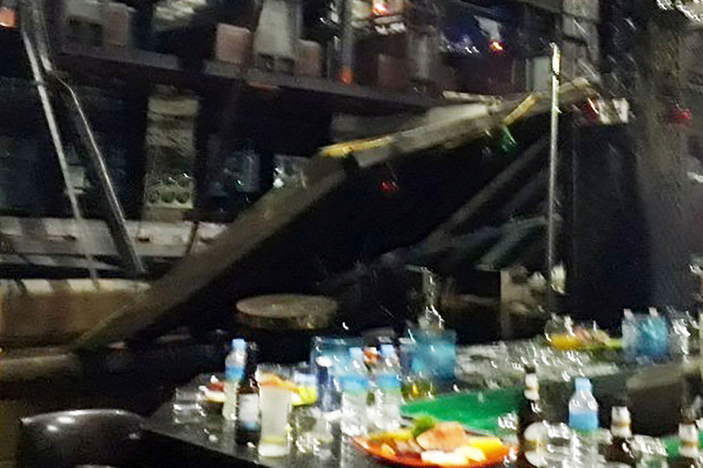 Dua orang tewas dan 10 lainnya cedera, termasuk dua atlet AS yang mengikuti Kejuaraan Renang Dunia, setelah balkon kelab malam runtuh di Kota Gwangju, Sabtu, 27 Juli 2019 dini hari waktu setempat.