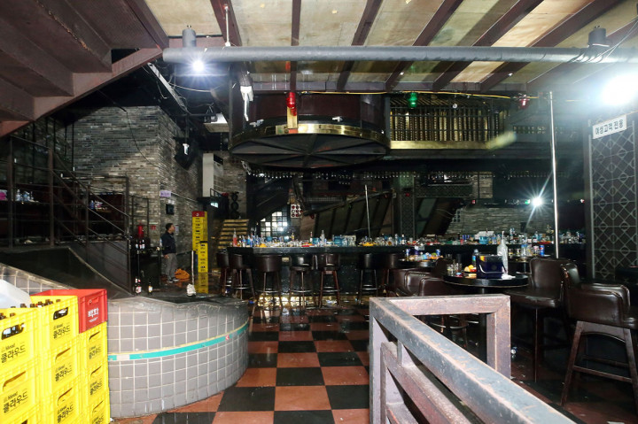 Seorang lelaki berusia 38 tahun dan 27 tahun dilarikan ke rumah sakit dalam kondisi serius setelah sebuah balkon runtuh pada pukul 2:29 waktu setempat, tetapi keduanya meninggal karena luka-luka mereka, menurut kantor berita Yonhap.